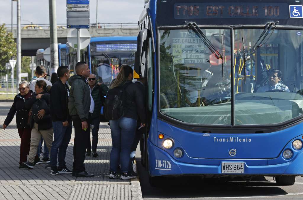 AME7677. BOGOTÁ (COLOMBIA), 06/02/2025.- Personas hacen fila para subir a un bus durante el 'día sin carro y sin moto' este jueves, en Bogotá (Colombia). Las calles de Bogotá amanecieron prácticamente vacías por el 'día sin carro y sin moto', que se lleva a cabo anualmente el primer jueves de febrero para crear conciencia sobre el impacto que los vehículos movidos con combustibles fósiles tienen en la contaminación del aire. EFE/ Mauricio Dueñas Castañeda