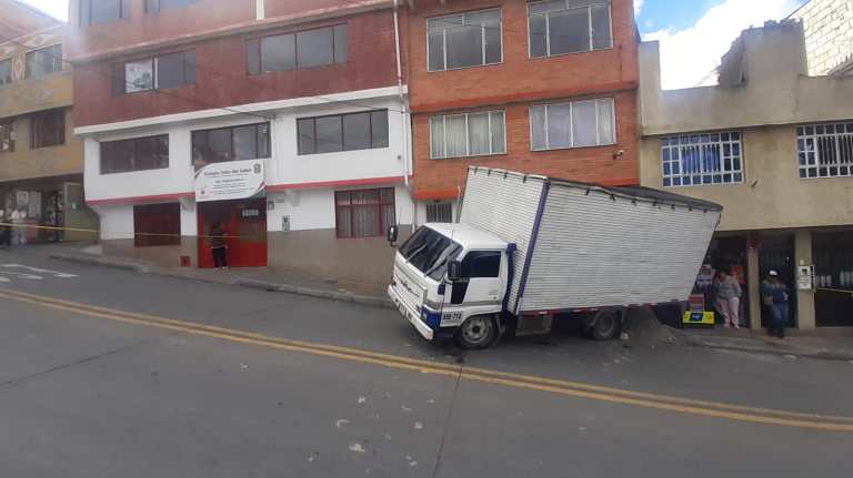 Camión choca contra colegio en Ciudad Bolívar y deja siete estudiantes heridos