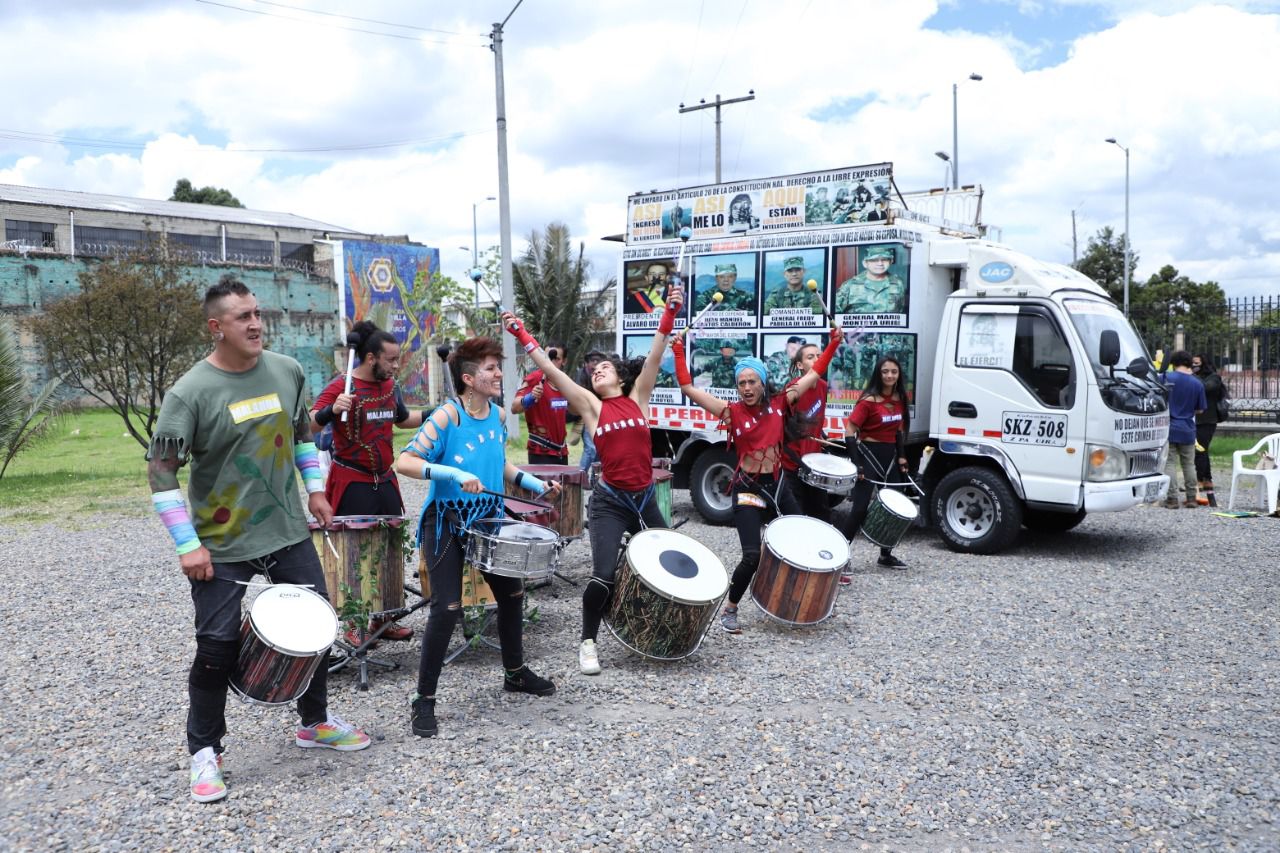El grupo artístico Malanga protagonizó un performance y una presentación musical en honor al legado de don Raúl Carvajal. Con tambores, cánticos, flores moradas y una obra de teatro sobre el conflicto colombiano, se llevó a cabo la primera conmemoración al llamado "Padre de la Resistencia".
