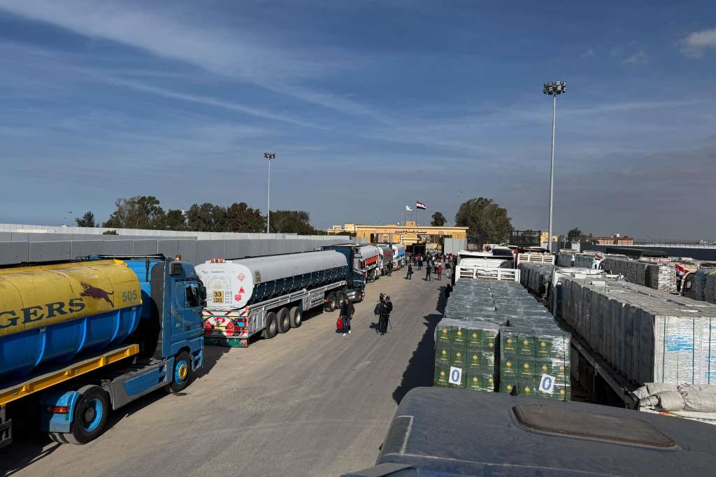 Al-arish (Egypt), 19/01/2025.- Trucks carrying humanitarian aid bound for the Gaza Strip wait to cross the Rafah border crossing between the Gaza Strip and Egypt, in Rafah, Egypt, 19 January 2024. Israel and Hamas agreed on a hostage release deal and a Gaza ceasefire to be implemented on 19 January 2025. More than 46,000 Palestinians have been killed in the Gaza Strip, according to the Palestinian Ministry of Health, since Israel launched a military campaign in the strip in response to a cross-border attack led by the Palestinian militant group Hamas on 07 October 2023, in which about 1,200 Israelis were killed and more than 250 taken hostage. (Egipto) EFE/EPA/MOHAMED HOSSAM