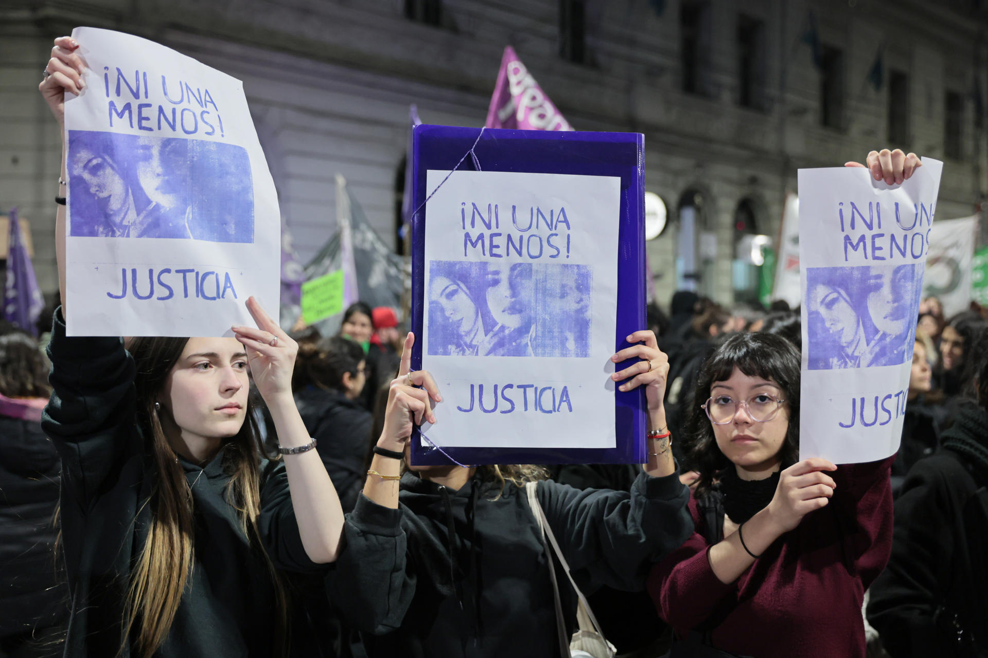 AME2185. BUENOS AIRES (ARGENTINA), 24/09/2025.- Personas sostienen carteles durante una manifestación este miércoles, en Buenos Aires (Argentina). Jornada de movilizaciones en varias ciudades de Argentina en reclamo de justicia por un triple feminicidio ocurrido en la provincia de Buenos Aires, cuyo gobernador, Axel Kicillof, vinculó con el accionar de "un grupo narco internacional". EFE/ Adan González