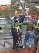 ¿Golpiza a colados en Transmilenio? Denuncian agresión por parte del personal de seguridad