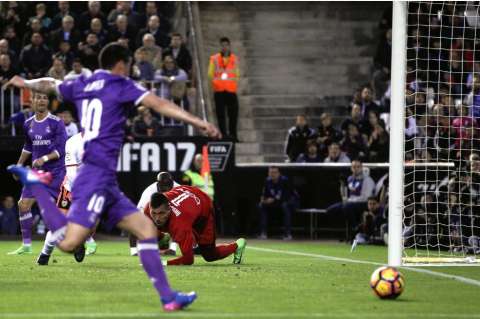 Con James de titular, Real Madrid cayó ante Valencia