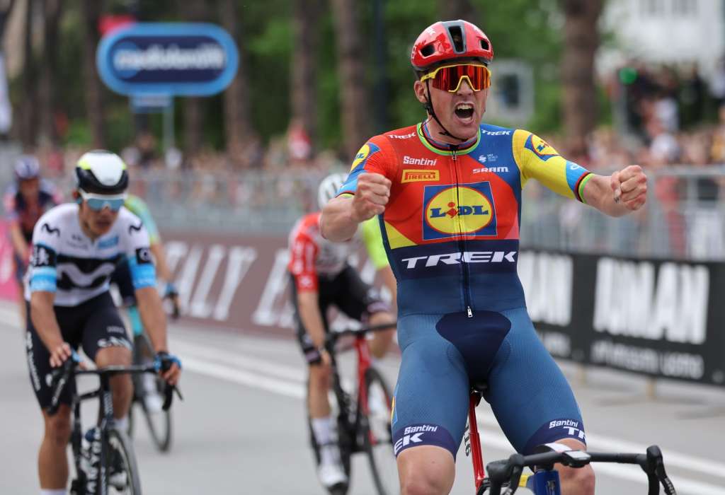 TIRANA (Albania), 09/05/2025.- Danish rider Mads Pedersen of team Lidl - Trek crosses the finish line and wins the first stage of the Giro d'Italia cycling tour over 164km from Durres to Tirana, Albania, 09 May 2025. (Ciclismo) EFE/EPA/GEORGI LICOVSKI