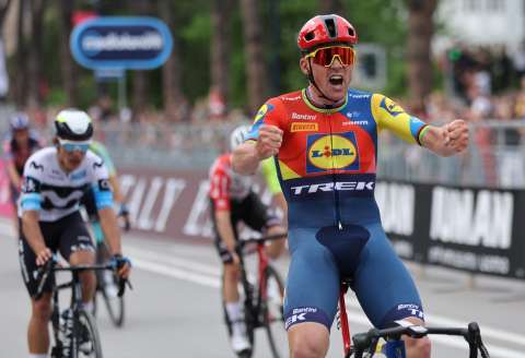 Mads Pedersen, primer líder del Giro de Italia 2025