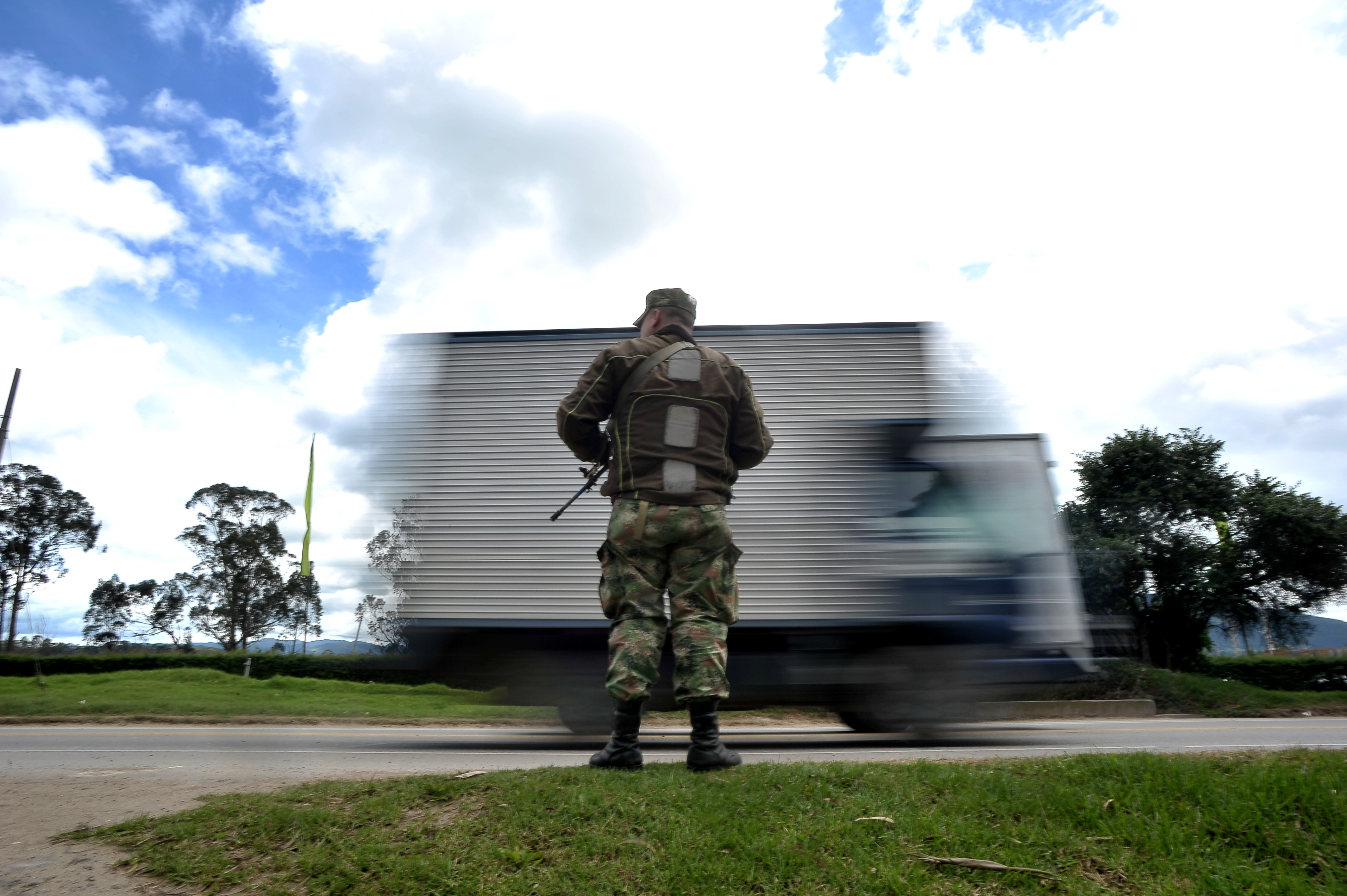 Vigilancia por parte de la fuerza pública en la vía Bogotá-Briceño, para garantizar la movilidad durante el paro camionero.