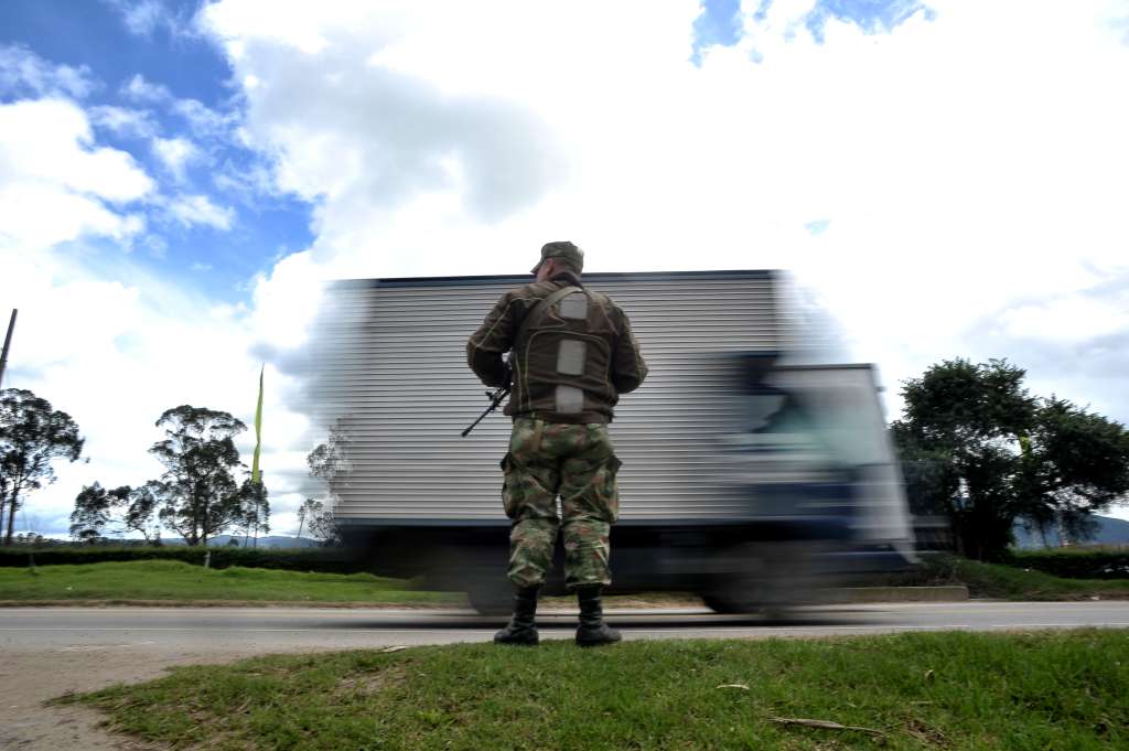 Vigilancia por parte de la fuerza pública en la vía Bogotá-Briceño, para garantizar la movilidad durante el paro camionero.