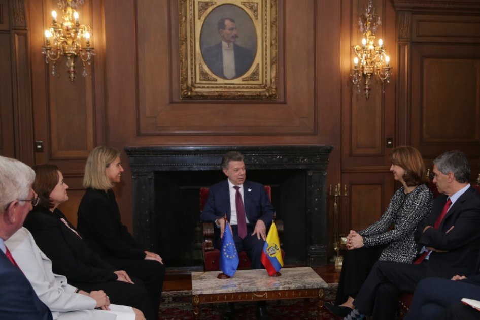 El presidente Juan Manuel Santos se reunió con Federica Mogherini, representante de asuntos exteriores de la UE, y otros líderes políticos en el Palacio de Nariño. / Cancillería