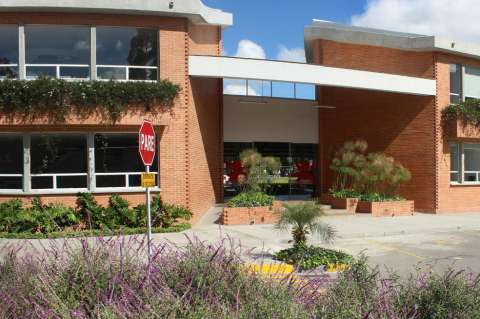 Plantón en colegio San Viator de Bogotá contra denuncia por presunto abuso sexual
