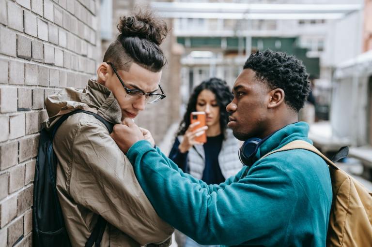Piscis:
Los Piscis suelen ser muy empáticos y entienden con facilidad las dificultades de los demás. Por esto no suelen ser personas problemáticas o conflictivas y no responde a una agresión con otra. Sin embargo, cuando se encuentran en un problema, pueden resultar gritando y llorando a grito herido.
Sus episodios pueden durar un poco más de tiempo del usual por su sensibilidad. Pero una vez lo superan, vuelven a su carácter tranquilo.