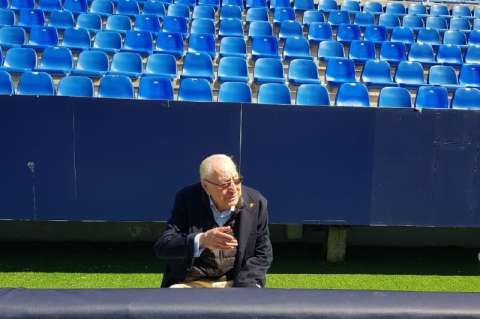 El hombre que pasa la cuarentena en un estadio de fútbol