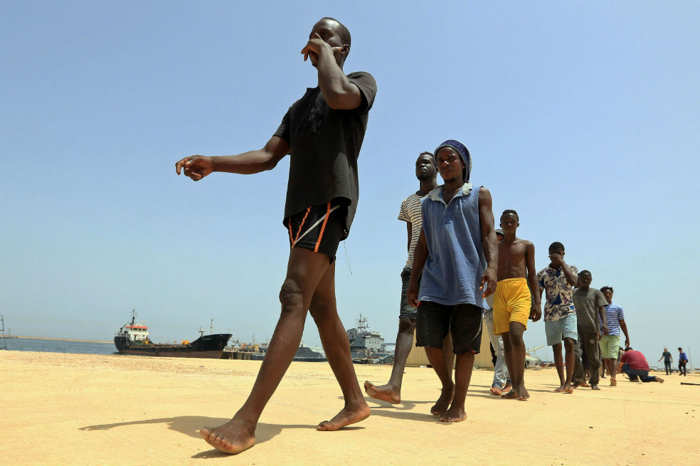 Migrantes rescatados en el mar por las autoridades europeas. / AFP