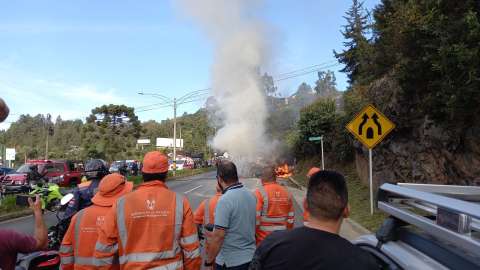 Un BMW se prendió en llamas tras un grave accidente en vía Las Palmas, en Medellín