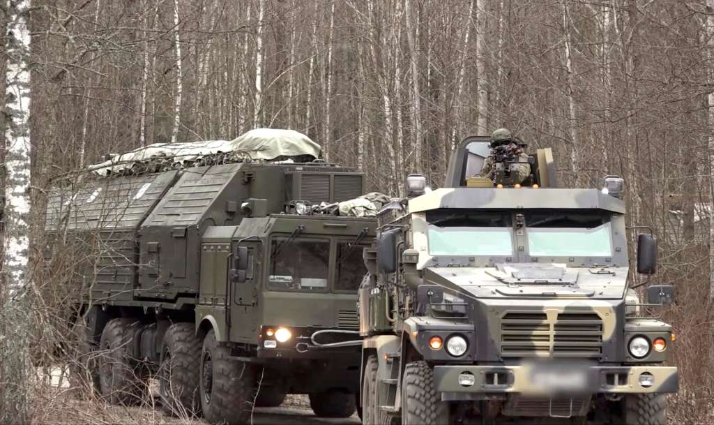 UNDISCLOSED (Belarus), 30/12/2025.- A handout still image taken from video provided on 30 December 2025 by the Russian Defence ministry press-service shows a unit equipped with the Russian 'Oreshnik' mobile ground-based missile system that began combat duty in an undisclosed location in Belarus. 'The Oreshnik missile division began performing combat duty tasks in designated areas in the country', the Ministry of Defense of Belarus said in a statement. (Bielorrusia, Rusia) EFE/EPA/RUSSIAN DEFENCE MINISTRY PRESS SERVICE HANDOUT HANDOUT EDITORIAL USE ONLY/NO SALES
