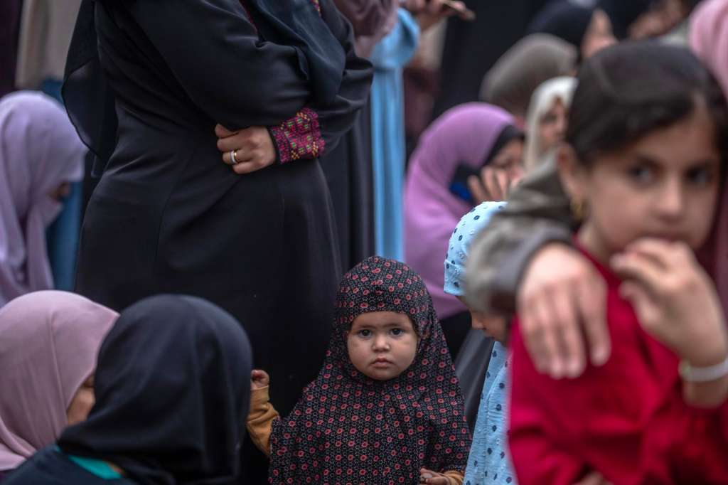 GAZA (---), 27/05/2026.- Internally displaced Palestinians attend Eid al-Adha prayer in Gaza City, 27 May 2026. Eid al-Adha is the holiest of the two Muslim holidays celebrated each year. It marks the yearly Muslim pilgrimage (Hajj) to visit Mecca, the holiest place in Islam. Muslims slaughter a sacrificial animal and split the meat into three parts, one for the family, one for friends and relatives, and one for the poor and needy. (La meca) EFE/EPA/MOHAMMED SABER
