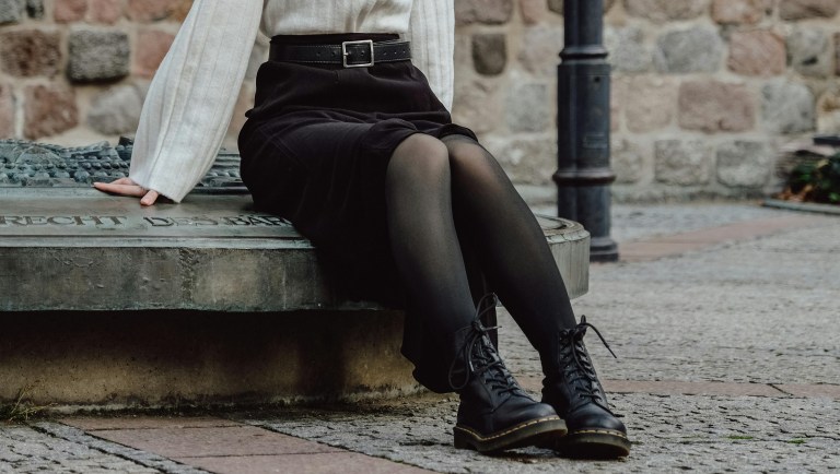 4 tipos de zapatos que no deberías usar con medias negras