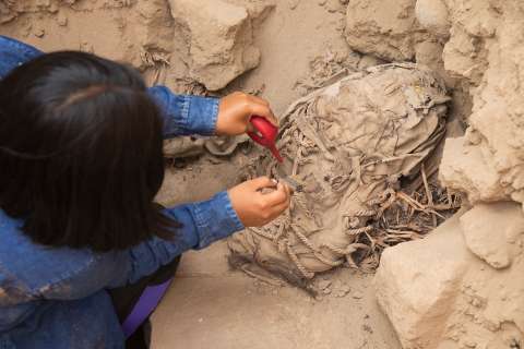 Descubren en Perú la momia de un adolescente que vivió hace más de 800 años