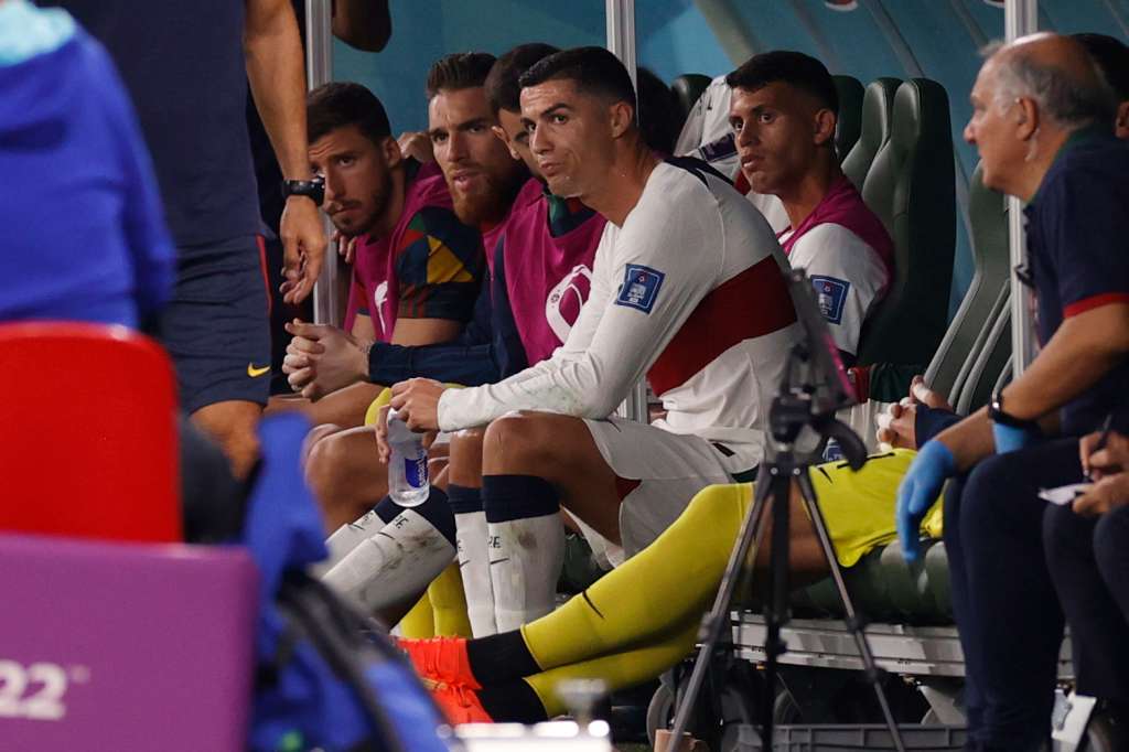 Doha (Qatar), 02/12/2022.- Cristiano Ronaldo of Portugal sits on the pitch after being substituted during the FIFA World Cup 2022 group H soccer match between South Korea and Portugal at Education City Stadium in Doha, Qatar, 02 December 2022. (Mundial de Fútbol, Corea del Sur, Catar) EFE/EPA/Rungroj Yongrit