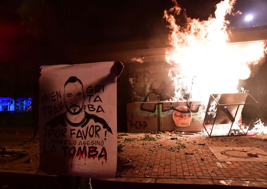Disturbios en el Park Way por la muerte de Javier Ordoñez. quema del CAI del Barrio La Soledad