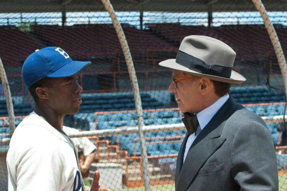 Chadwick Boseman interpreta al beisbolista Jackie Robinson en ‘42’. Frente a él, Harrison Ford en el papel de Branch Rickey. / Cortesía