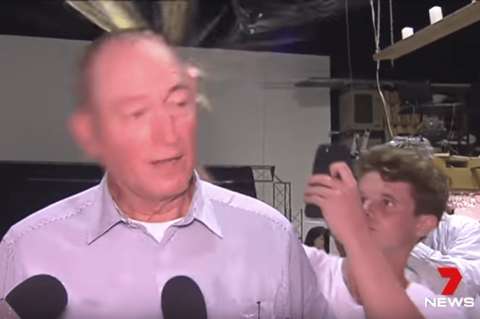 Joven le rompe huevo en la cabeza a senador australiano por comentario contra la migración musulmana