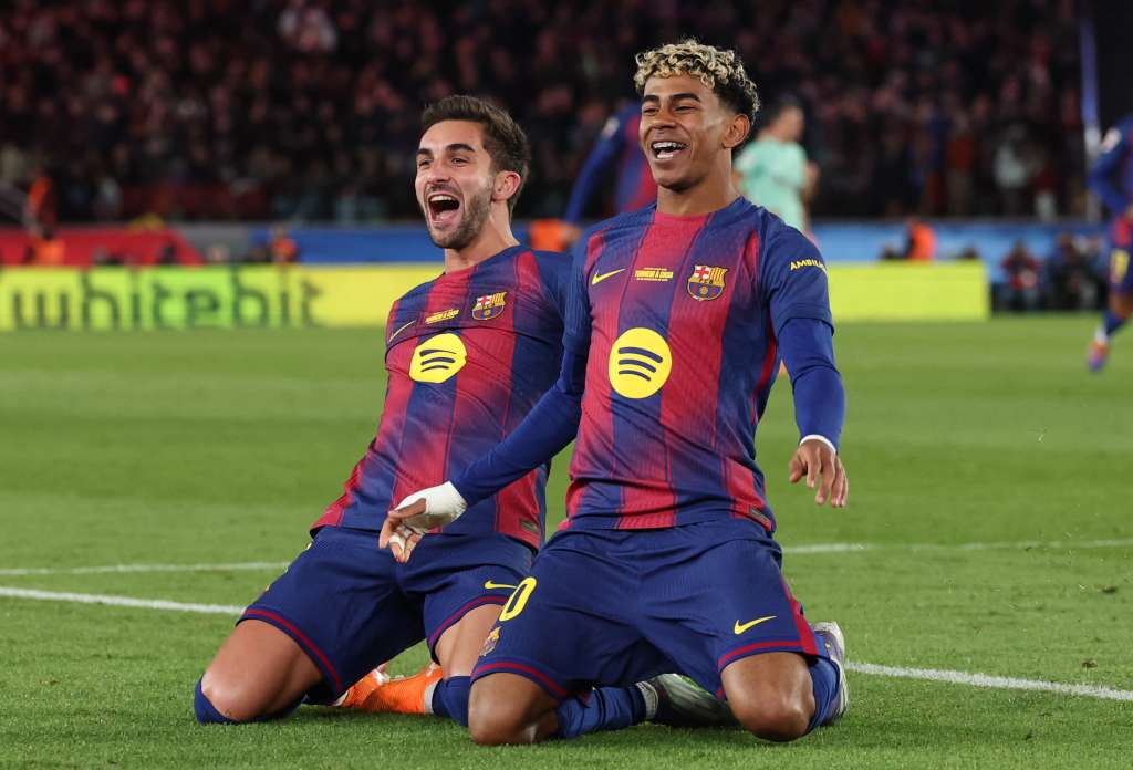 El delantero español #07 del Barcelona, ​​Ferran Torres, celebra con el delantero #19 de España, Lamine Yamal (R), marcar el cuarto gol de su equipo durante el partido de fútbol de la liga española entre el FC Barcelona y el Athletic Club Bilbao en el Estadio Camp Nou en Barcelona el 22 de noviembre de 2025.