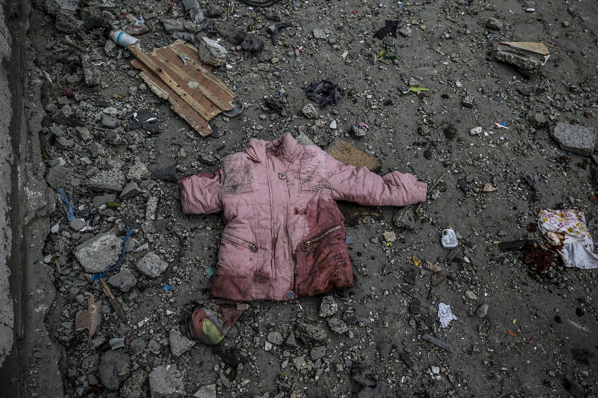 Gaza City (-), 24/04/2025.- The jacket of a Palestinian child among debris following an Israeli airstrike, in Gaza City, northern Gaza Strip, 24 April 2025. According to the Palestinian Ministry of Health in Gaza, at least seven Palestinians were killed and 15 others wounded after a series of Israeli airstrikes targeting different areas in Gaza City. EFE/EPA/MOHAMMED SABER