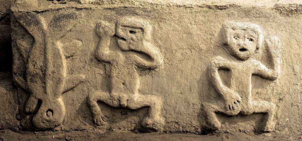 AME2654. LIMA (PERÚ), 22/08/2024.- Fotografía cedida por el Ministerio de Cultura que muestra un mural con figuras que pertenecieron a la sociedad Caral, la civilización más antigua de Latinoamérica, este jueves durante una exposición en el Museo de la Nación, en Lima (Perú). Los miembros de la sociedad Caral, florecida en el centro de Perú, fueron durante un tiempo refugiados climáticos y plasmaron en su arte y rituales el trauma de abandonar sus ciudades debido a la falta de agua, reveló un estudio de arqueólogos peruanos publicado este jueves. EFE/ Ministerio De Cultura / SOLO USO EDITORIAL/ SOLO DISPONIBLE PARA ILUSTRAR LA NOTICIA QUE ACOMPAÑA (CRÉDITO OBLIGATORIO)
