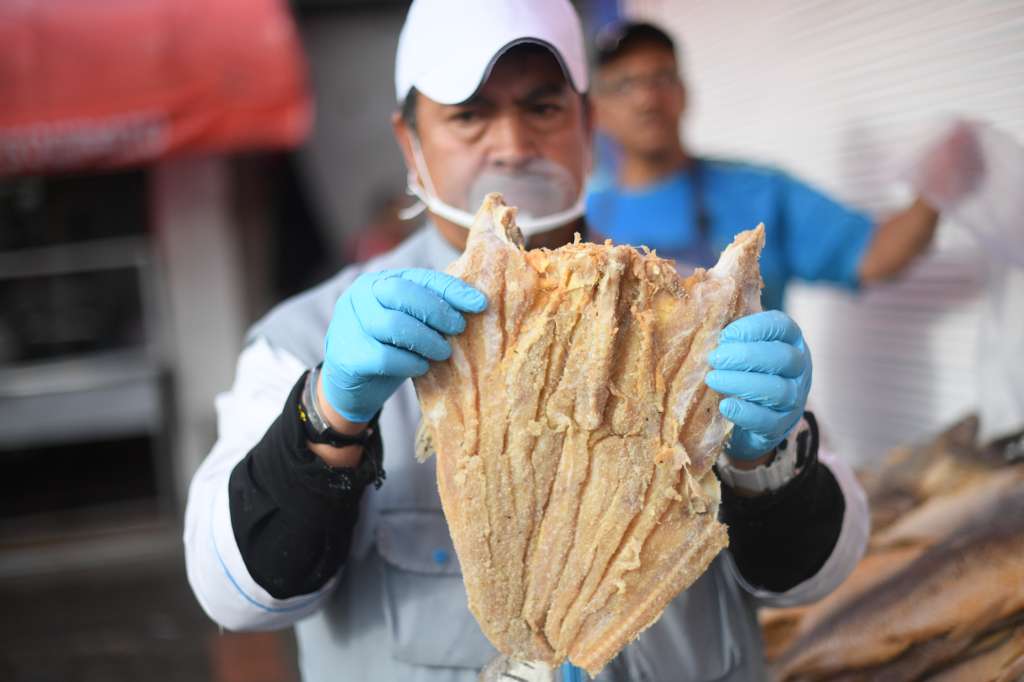 La Secretaría de Salud y la policía nacional, realizan operativos de inspección en más de 850 establecimientos de expendio de mariscos para semana santa, con el fin de verificar el cumplimiento de las condiciones sanitarias.