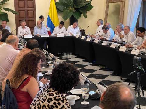 Los sonidos de la diplomacia, más allá del ruido por la producción de pasaportes