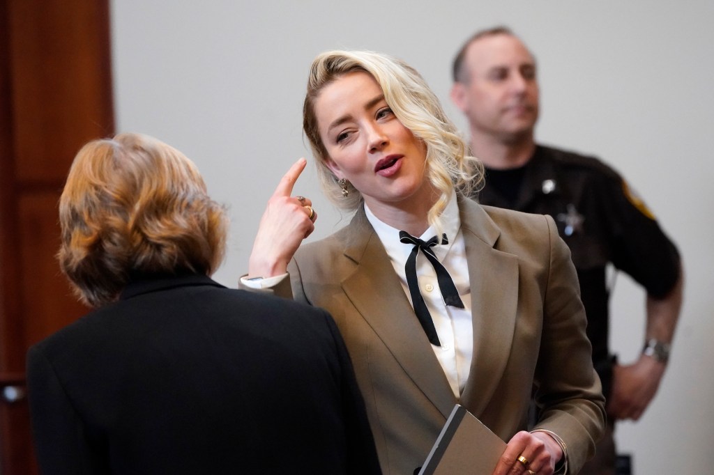 Fairfax (United States), 23/05/2022.- Actor Amber Heard talks to her attorney Elaine Bredehoft in the courtroom before leaving for the day during the Depp v Heard defemation lawsuit at the Fairfax County Circuit Courthouse in Fairfax, Virginia, USA, 23 May 2022. Johnny Depp's 50 million US dollar defamation lawsuit against Amber Heard started on 10 April. (Estados Unidos) EFE/EPA/Steve Helber / POOL