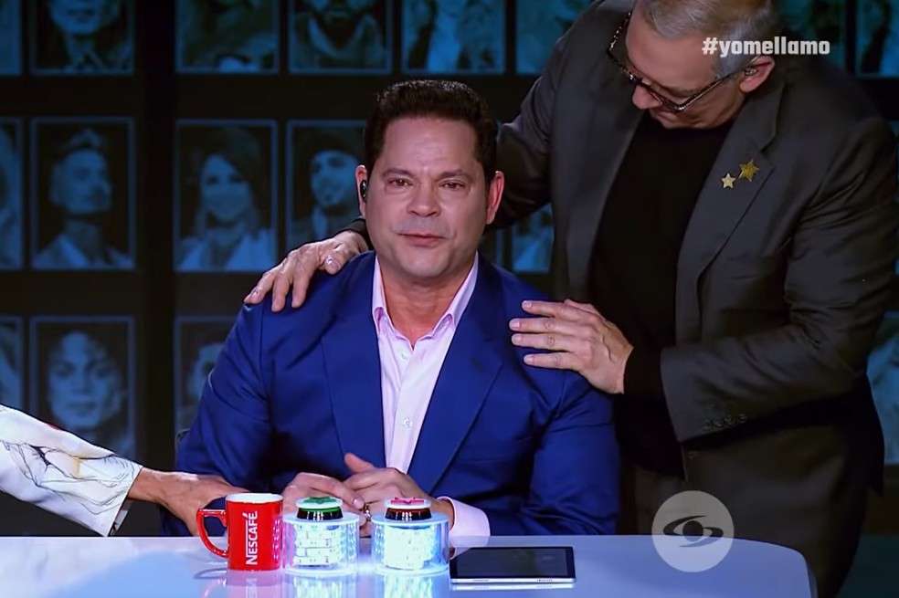 El jurado de ‘Yo me llamo’ protagonizó un conmovedor momento. César Escola y Amparo Grisales, sus compañeros, lo consolaron.