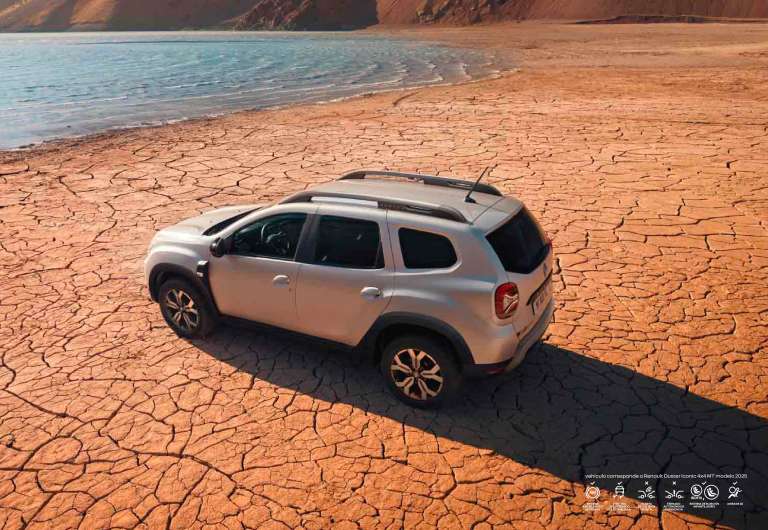 Conquista terrenos y suma kilómetros con Duster Iconic. Para ti, que te gusta viajar de manera cómoda, Renault Duster Iconic, con un diseño más robusto, cargador inalámbrico para celular, seis airbags y motor 1.3 litros turbo con tracción 4x4.