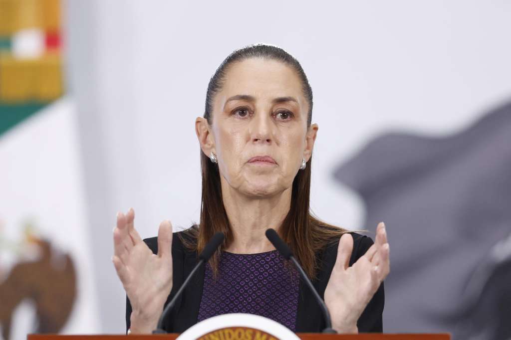 MEX2510. CIUDAD DE MÉXICO (MÉXICO), 11/05/2026.- La presidenta de México, Claudia Sheinbaum, habla durante una rueda de prensa este lunes, en el Palacio Nacional en Ciudad de México (México). Sheinbaum, anunció que saldrá un nuevo barco con ayuda humanitaria desde el país norteamericano para "aminorar el sufrimiento" del pueblo cubano, en medio del aumento de la presión de EE.UU sobre la isla con nuevas sanciones a su economía y amenazas de invasión. EFE/ Sáshenka Gutiérrez
