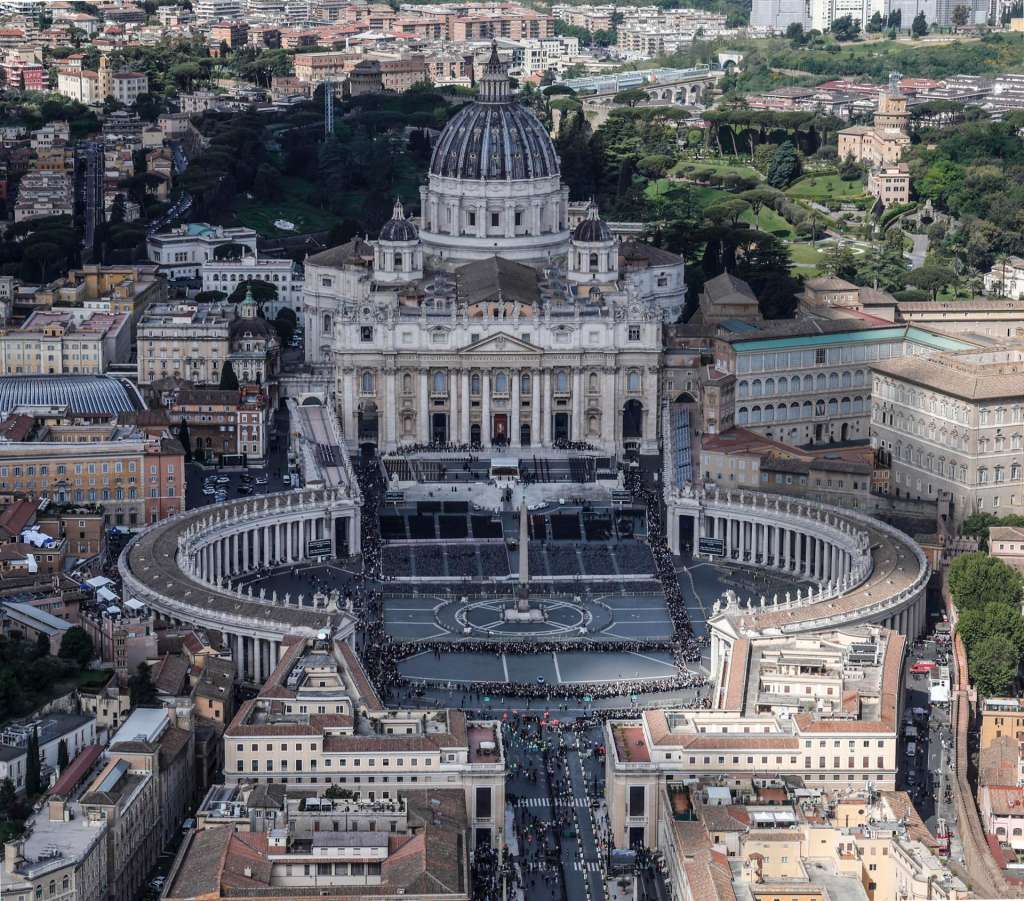 FOTODELDÍA Roma (Italia), 25/04/2025.- Vista aérea de la Basílica de San Pedro y la Plaza de San Pedro en la Ciudad del Vaticano, tomada desde un helicóptero de los Carabineros italianos que patrullaba sobre Roma, Italia, este viernes. El funeral del Papa Francisco, fallecido el 21 de abril de 2025 a los 88 años, se celebrará en la plaza frente a la basílica el 26 de abril. EFE/ Giuseppe Lami
