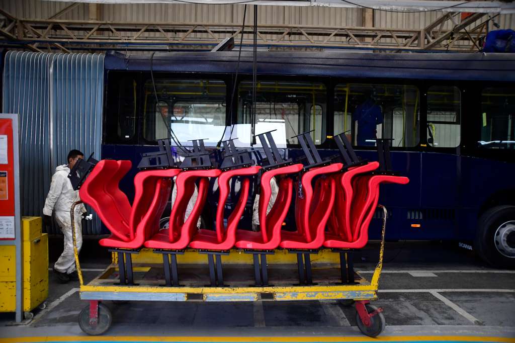 Fila de sillas que serán usadas en un bus del transporte público.
