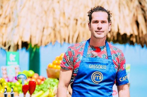 Video: Gregorio Pernía luce su sexi cuerpo con delantales de MasterChef Celebrity
