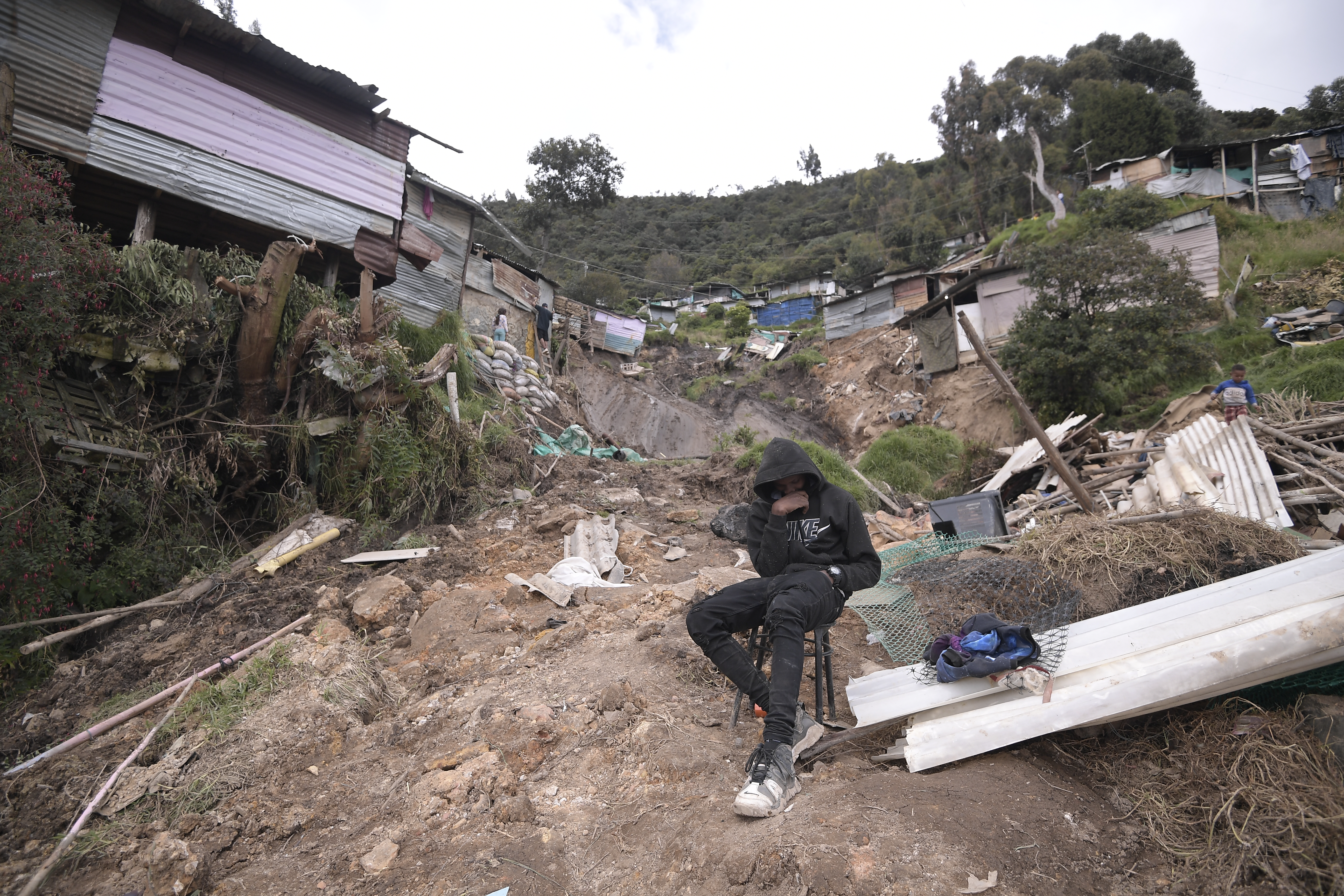Deslizamiento o derrumbes de tierra en este barrio ubicado en la localidad de Usme, causado por las fuertes lluvias dejó como saldo 30 adultos y 36 menores damnificados.