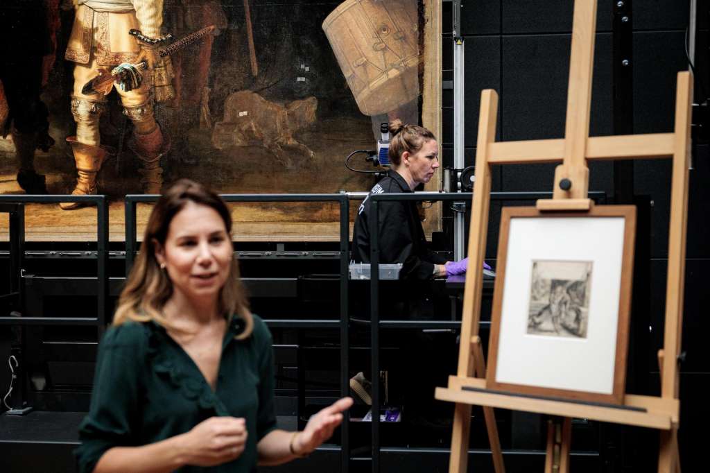 Amsterdam (Netherlands), 23/09/2025.- Anne Lenders, Curator of 'Operation Night Watch', discusses her findings about 'The Night Watch' by Dutch painter Rembrandt at the Rijksmuseum, in Amsterdam, the Netherlands, 23 September 2025. According to the Rijksmuseum, Rembrandt based the barking dog in his most famous painting, 'The Night Watch', on an early 17th-century drawing by Adriaen van de Venne (1590–1662). The remarkable resemblance between the two dogs was recently discovered, despite the drawing having been in the Rijksmuseum collection for over a hundred years. (Países Bajos; Holanda) EFE/EPA/RAMON VAN FLYMEN