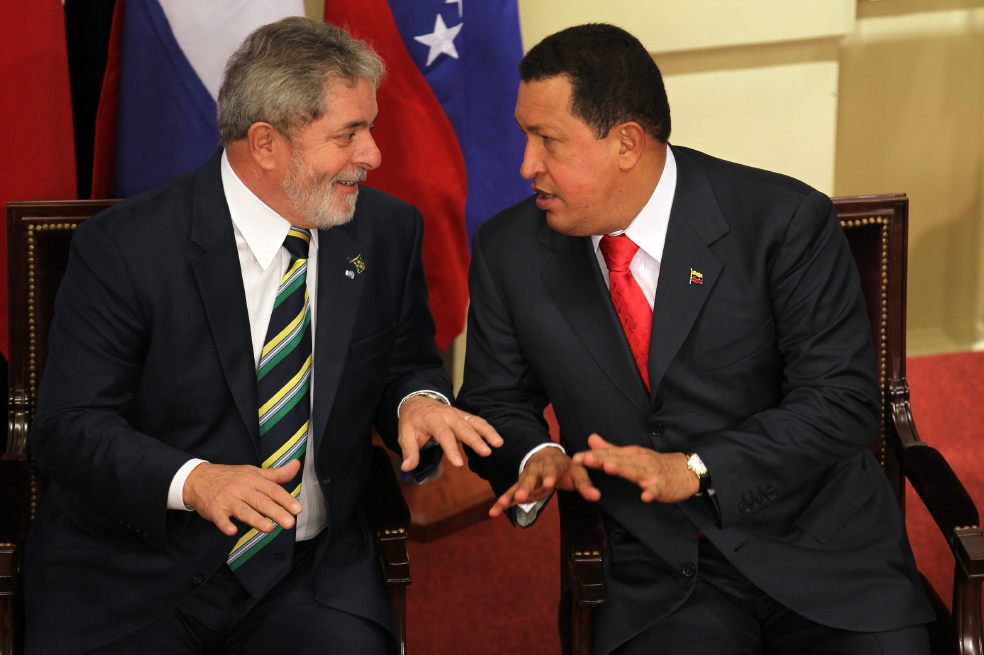 El expresidente Lula da Silva (I) y Hugo Chávez fueron los padres de Unasur, en 2008. / EFE