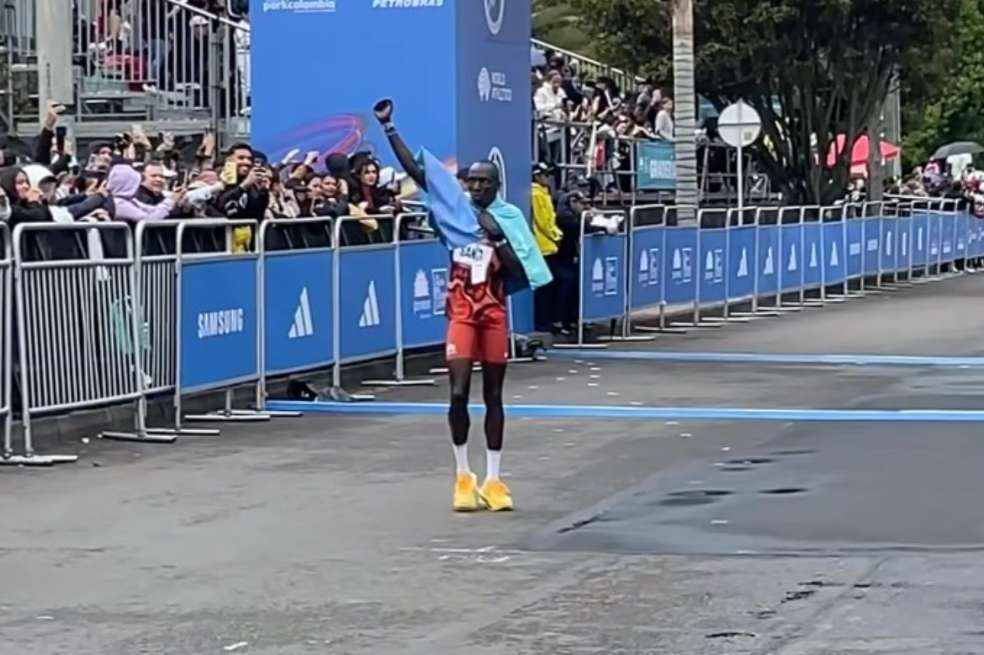 Erick Sang celebra su victoria, con récord incluido, en la Media Maratón de Bogotá.