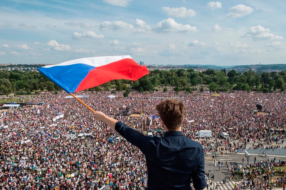Un hombre sostiene una bandera nacional checa durante un mitin exigiendo la renuncia del primer ministro checo, Andrej Babis, el 23 de junio de 2019. / AFP