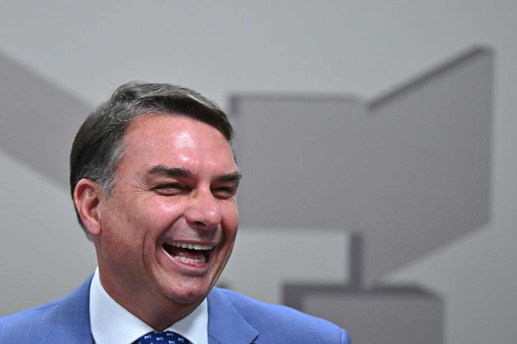 AME3685. BRASILIA (BRASIL), 01/09/2026.- El senador y candidato a la presidencia de Brasil, Flávio Bolsonaro, reacciona durante una sesión de la Comisión de Seguridad del Senado Federal este martes, en Brasilia (Brasil). EFE/ Andre Borges