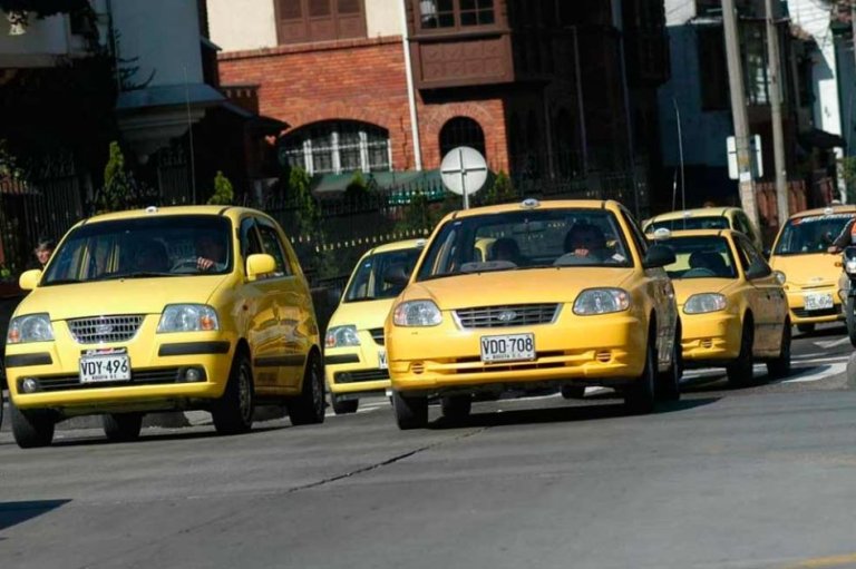 Gobierno estudia posibilidad de pagar seguridad social para taxistas de Bogotá