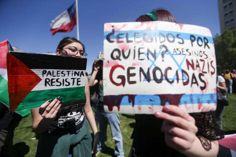 AME5669. SANTIAGO (CHILE), 07/10/2025.- Personas sostienen carteles durante una marcha en apoyo a Palestina pidiendo el fin de la ofensiva israelí en Gaza este martes, en Santiago (Chile). La ofensiva militar en Gaza que comenzó hace dos años ya ha provocado más de 66.000 muertos, gran parte de ellos civiles. EFE/ Ailen Díaz
