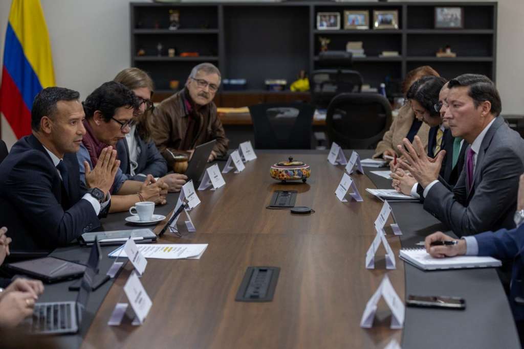 Reunión de registrador, ministro de Defensa y el Pacto Histórico