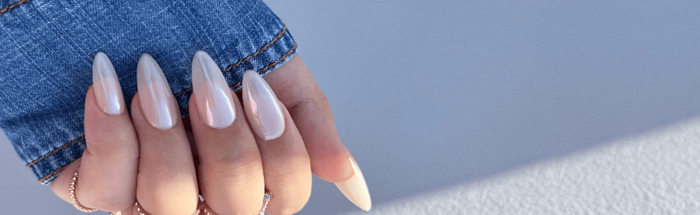 Las uñas vainilla cromadas son lo último en esta temporada primavera verano.