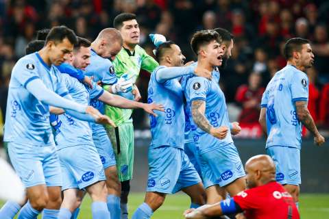 Copa Libertadores: Bolívar venció en penaltis al Paranaense de Fernandinho y Vidal