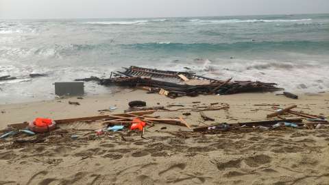 Italia no modificará su política migratoria, pese al naufragio que causó 64 muertos