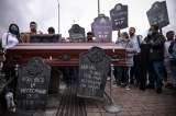 Con funeral simbólico, ciudadanos protestan frente al hospital San Juan de Dios